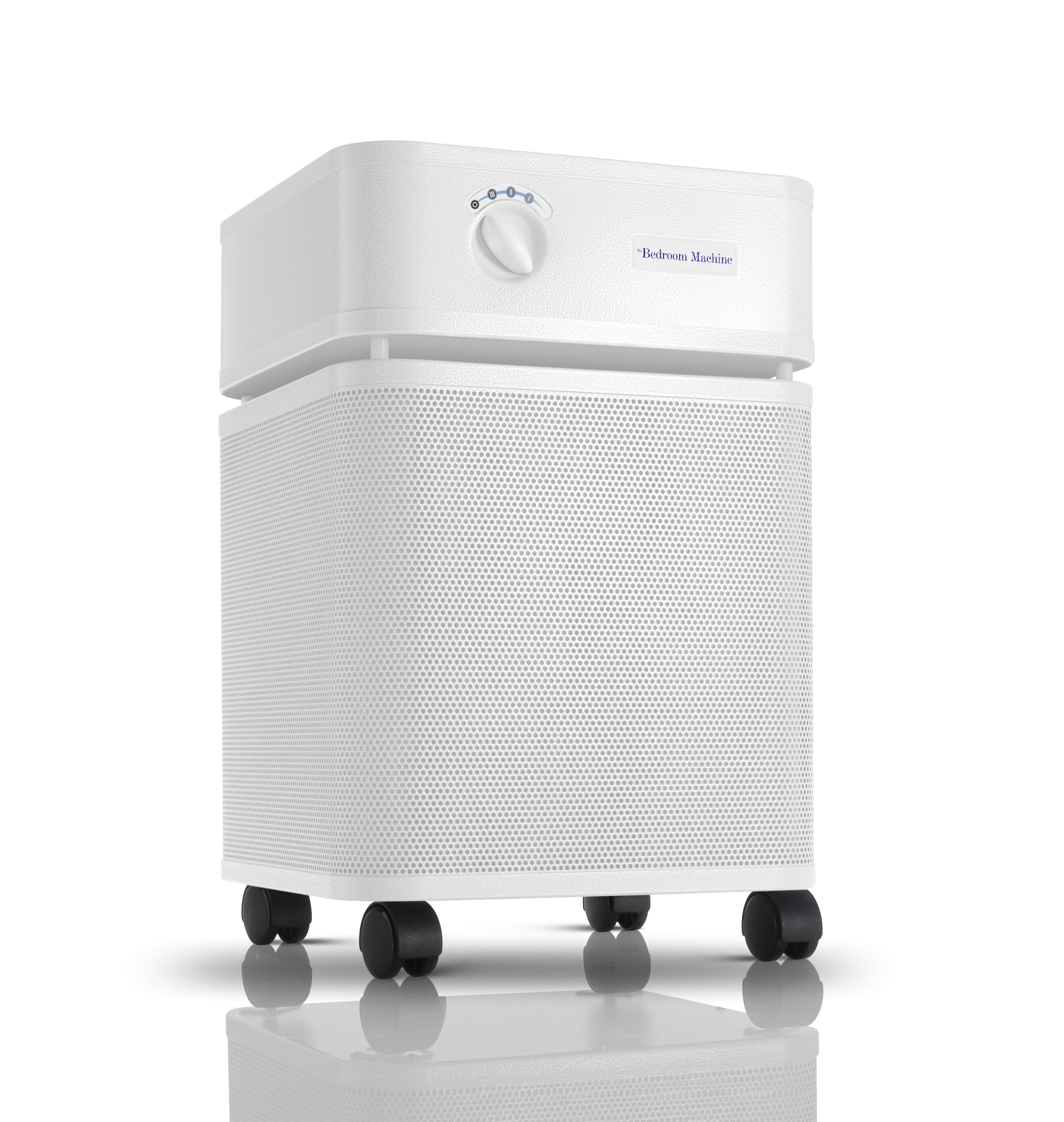 Purificador blanco Austin Air Bedroom Machine con cuerpo de acero perforado, control local de tres velocidades y ruedas estándar.